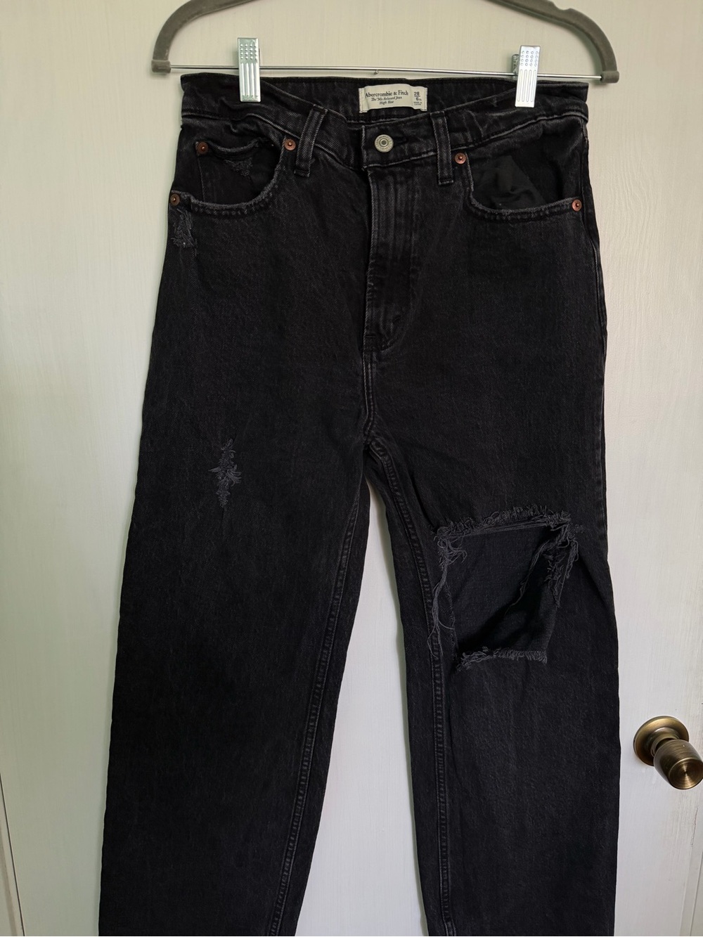 Abercrombie & Fitch Black Relaxed Women's Jeans with Knee Distress